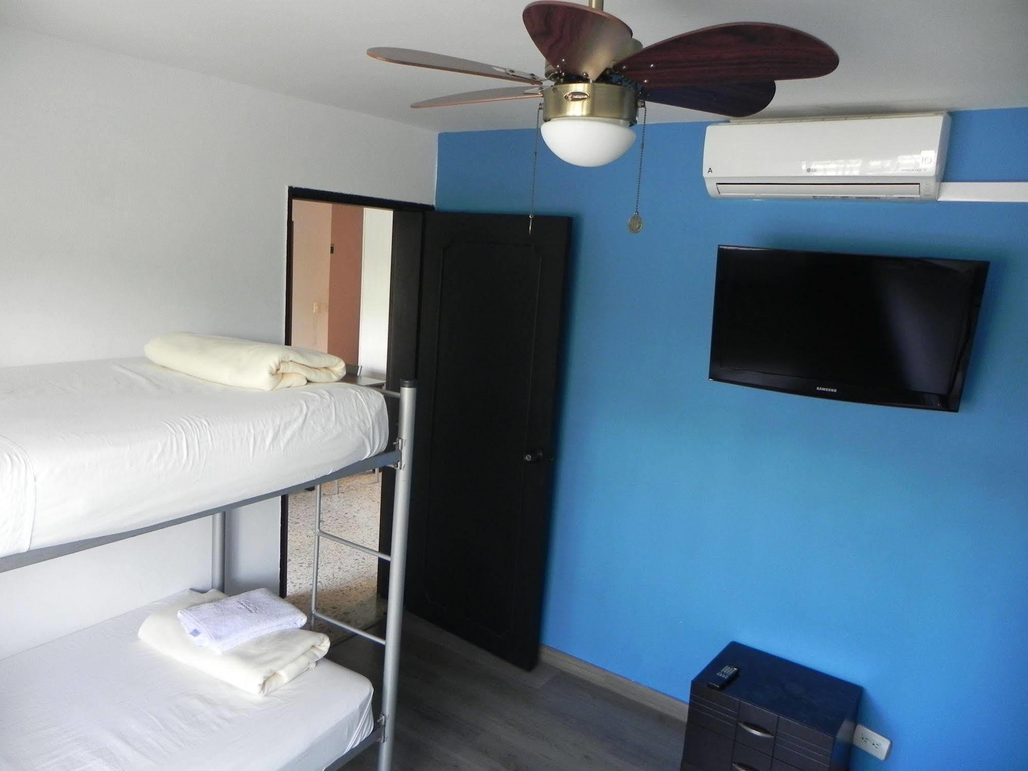 Hostal Tamarindo Inn Medellin Exterior photo