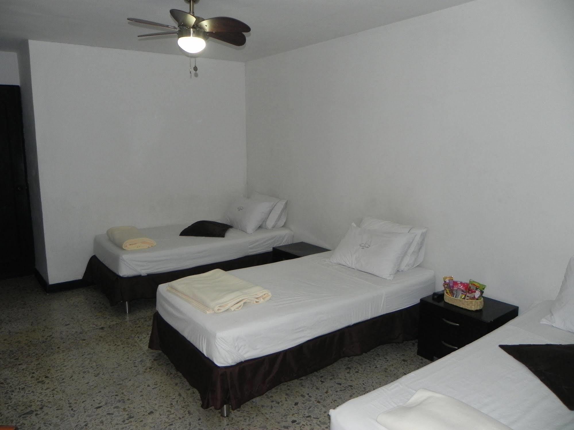 Hostal Tamarindo Inn Medellin Exterior photo